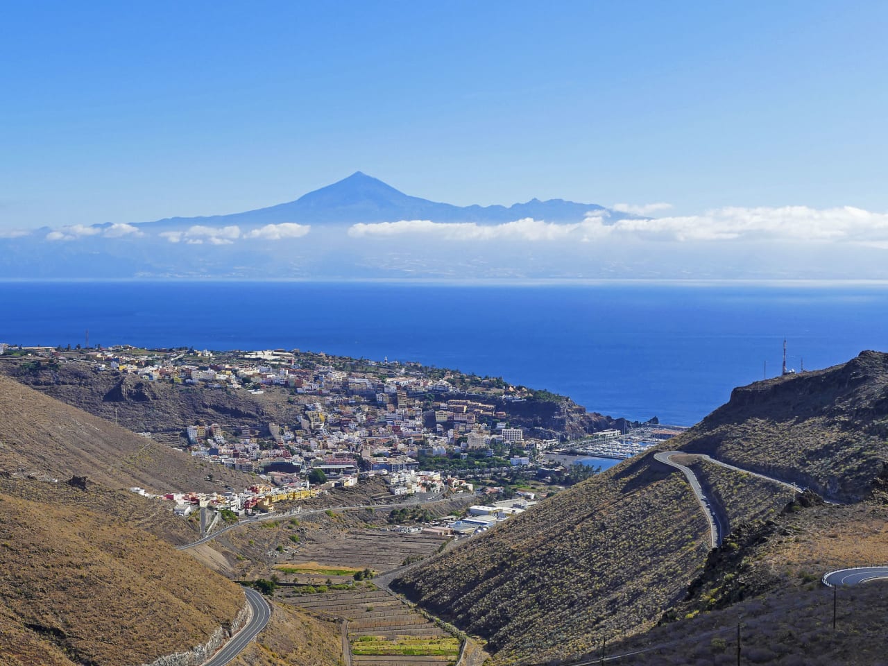 Blick auf Inselhauptstadt San Sebastian und den Teide (Teneriffa)