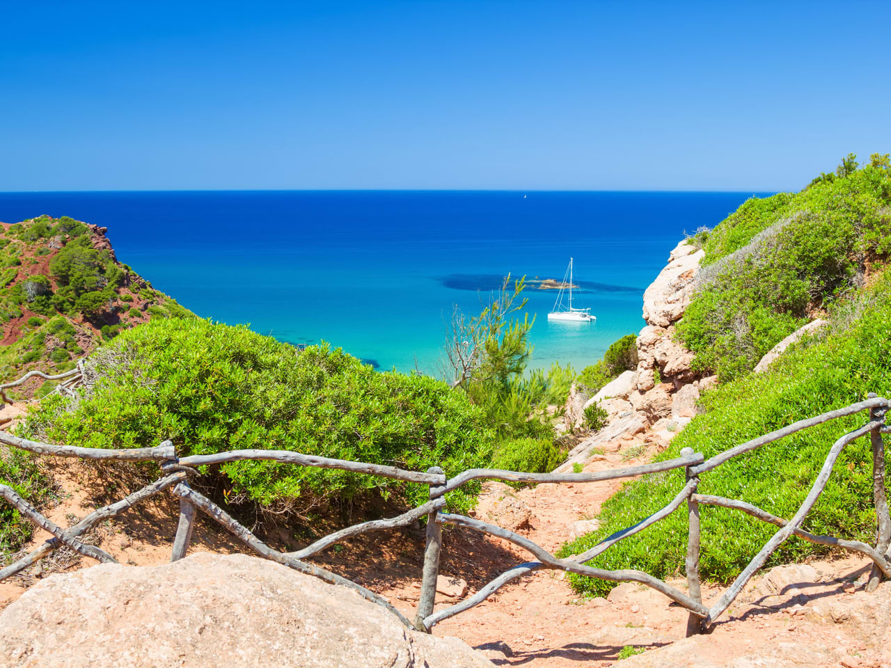 Blick vom Fernwanderweg Cami de Cavall auf Menorca zum Meer