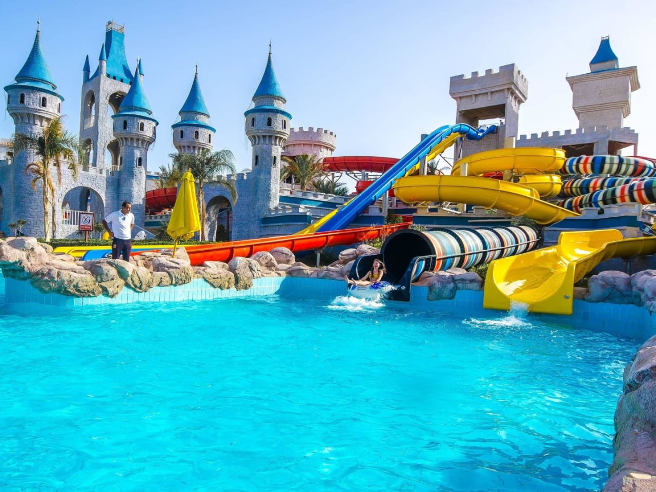 Schwimmbad mit burgähnlichen Aufbauten der Serenity Fun City
