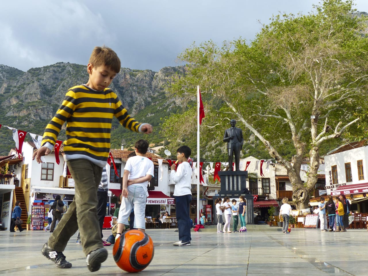 Ballspielender Junge in Kas