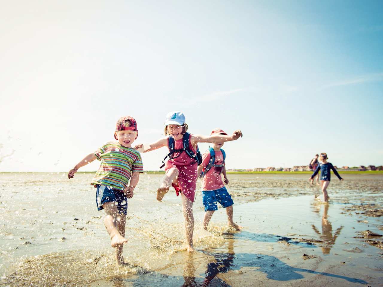 Kinder laufen durch das Watt bei Juist