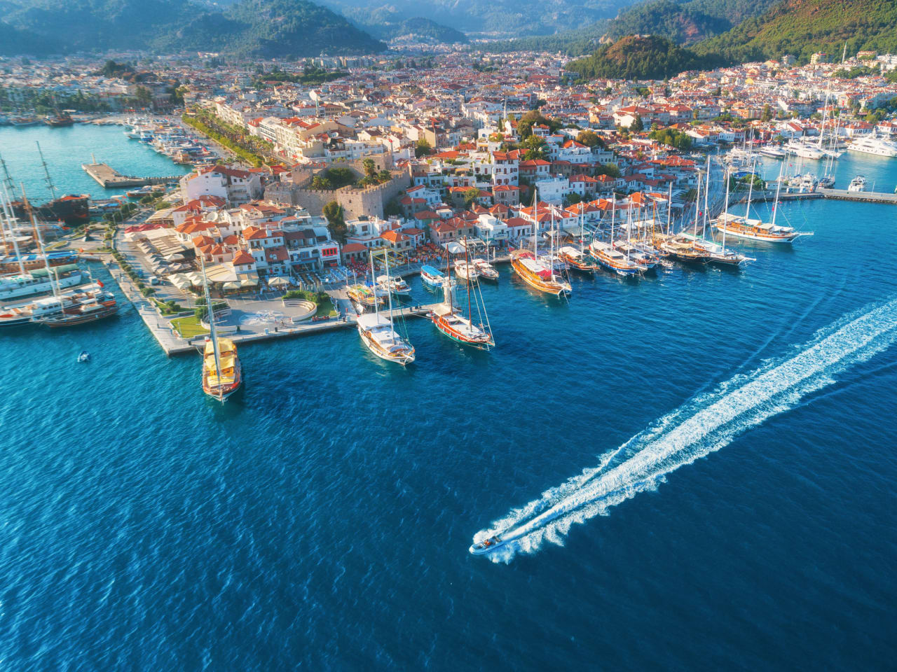 Luftaufnahme eine fahrenden Motorboots im Hafen von Marmaris
