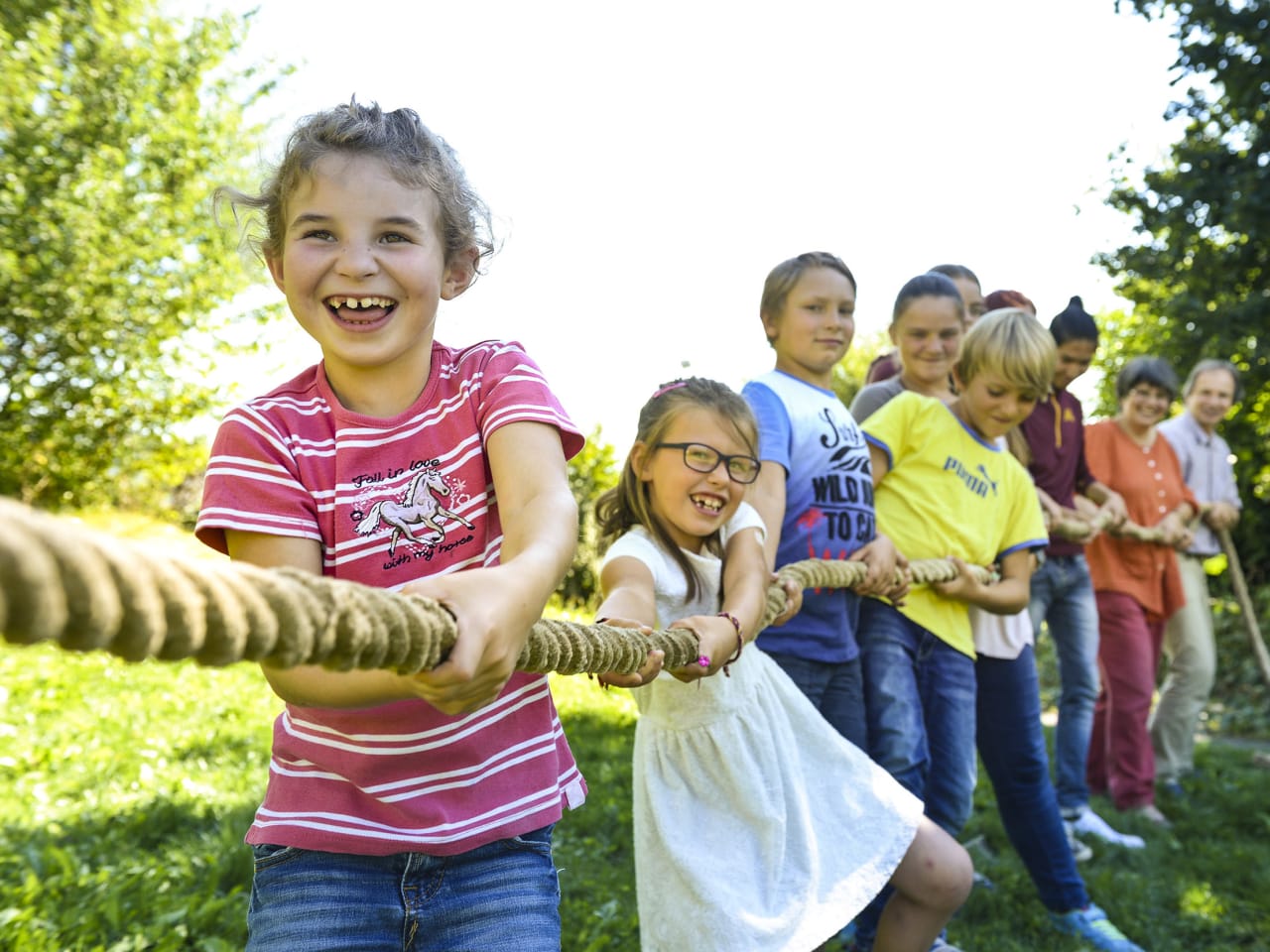 Kinder beim Tauziehen