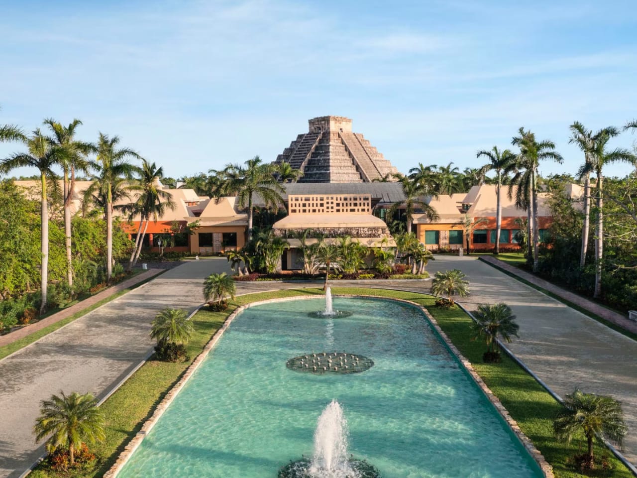 Haupteingang des Hotels Iberostar Selection Paraíso Maya Suites