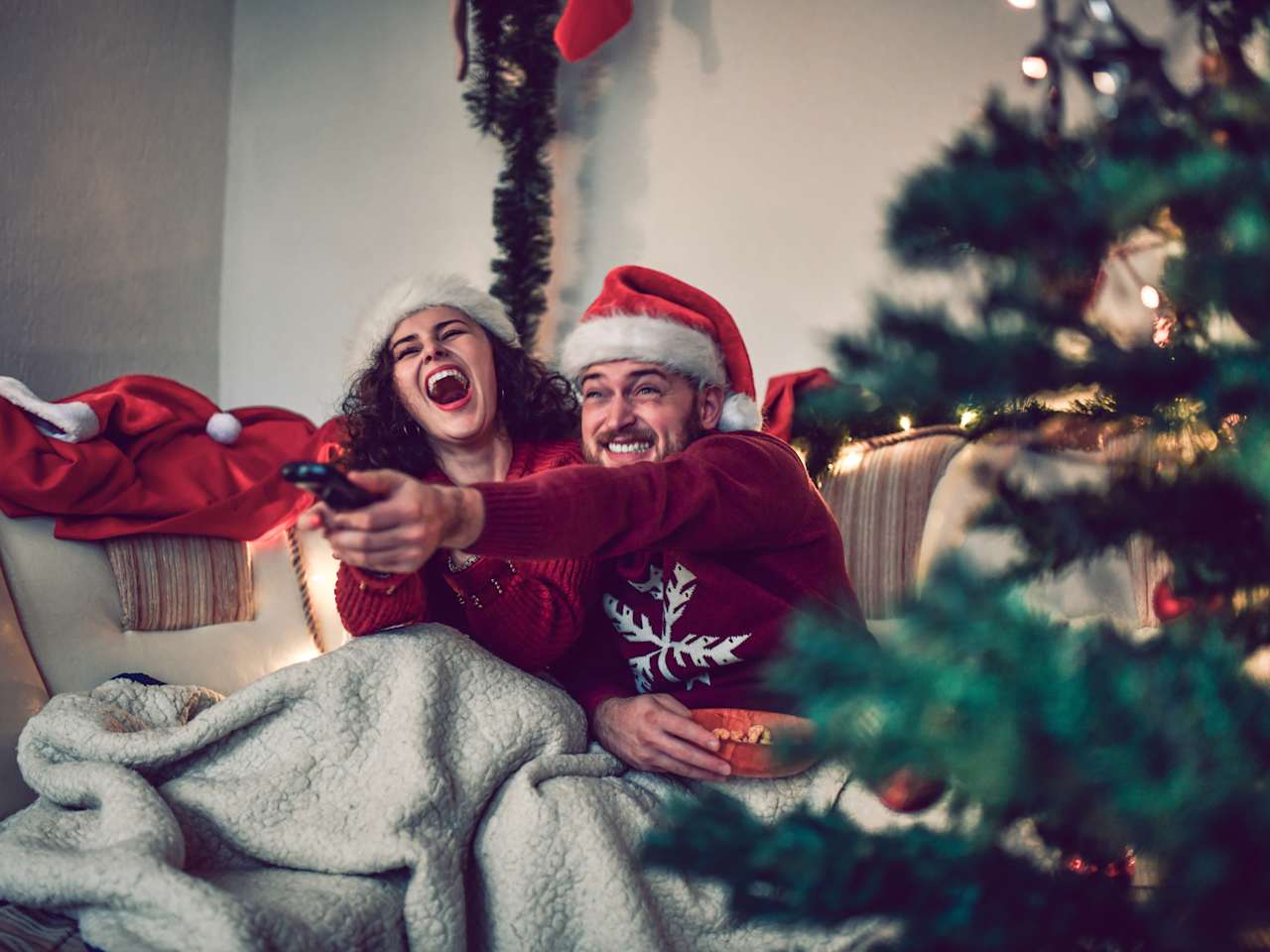 Paar schaut Weihnachtsfilme