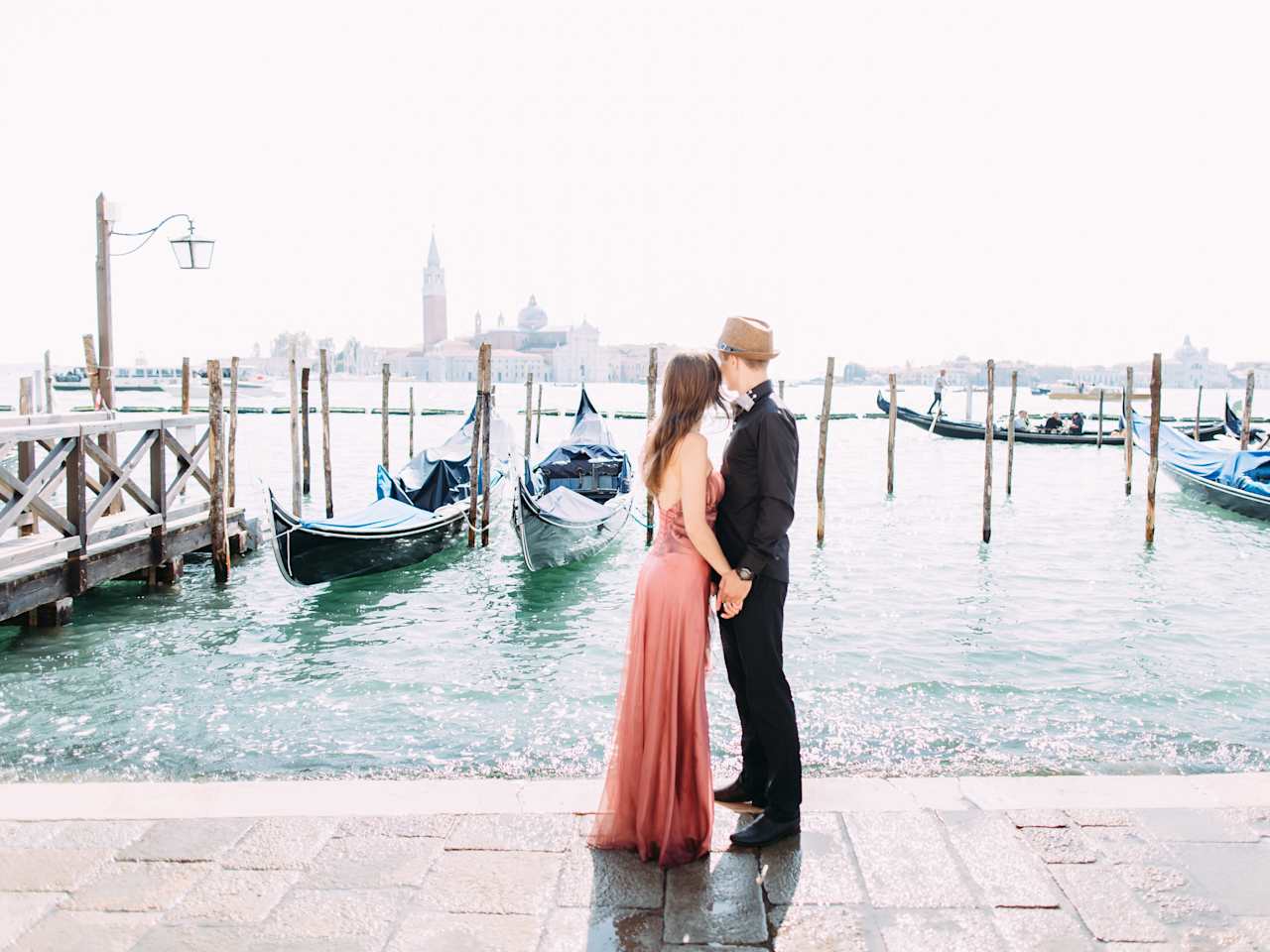Ein Paar steht verliebt am Wasser in Venedig, Italien