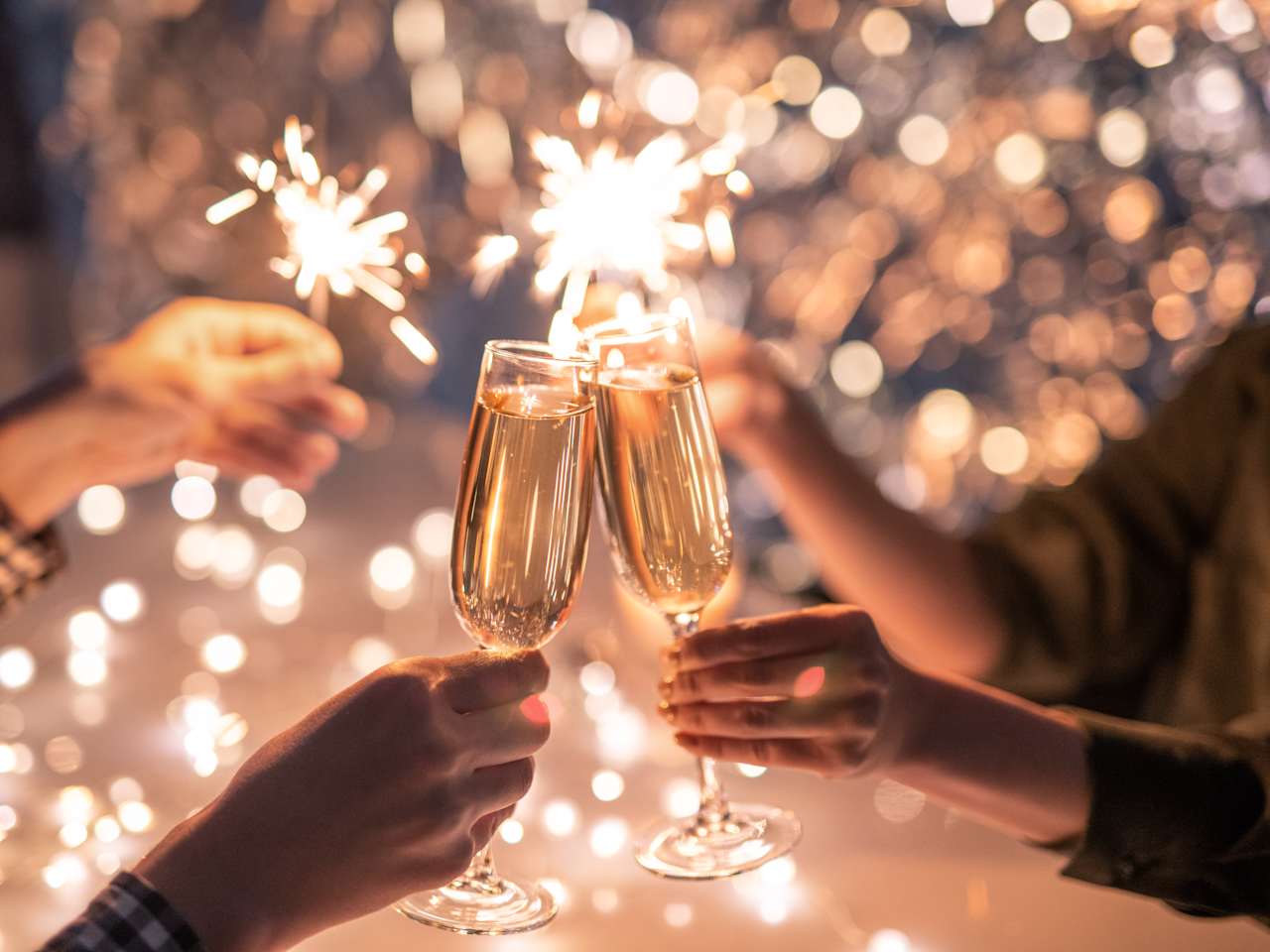 Paar stößt mit Sekt an Silvester an