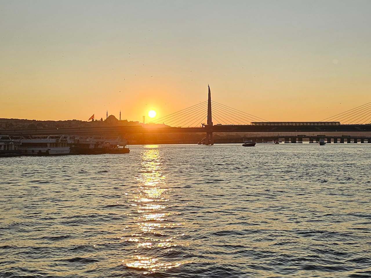 Blick von Galata Brücke auf Sonnenuntergang am Bosporus