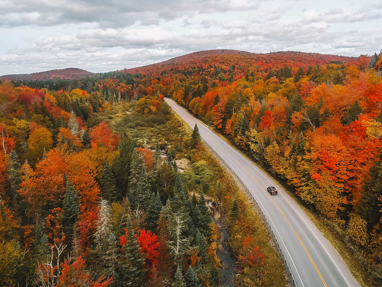 Auto fahren New England Schöne Herbst Landschaft Luftaufnahme