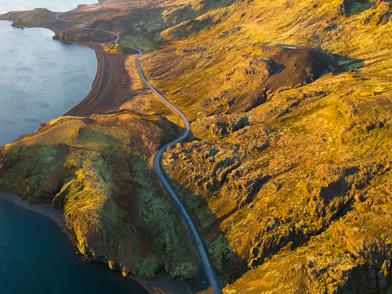 Küstenstraße in Island aus der Vogelperspektive. (c) 2023 Vazy Media/Shutterstock.