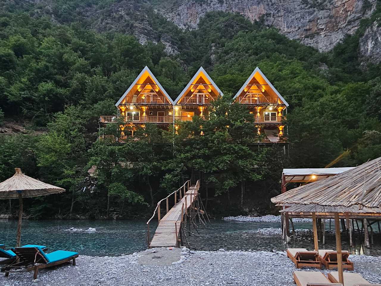 Häuser am Shala River, Albanien