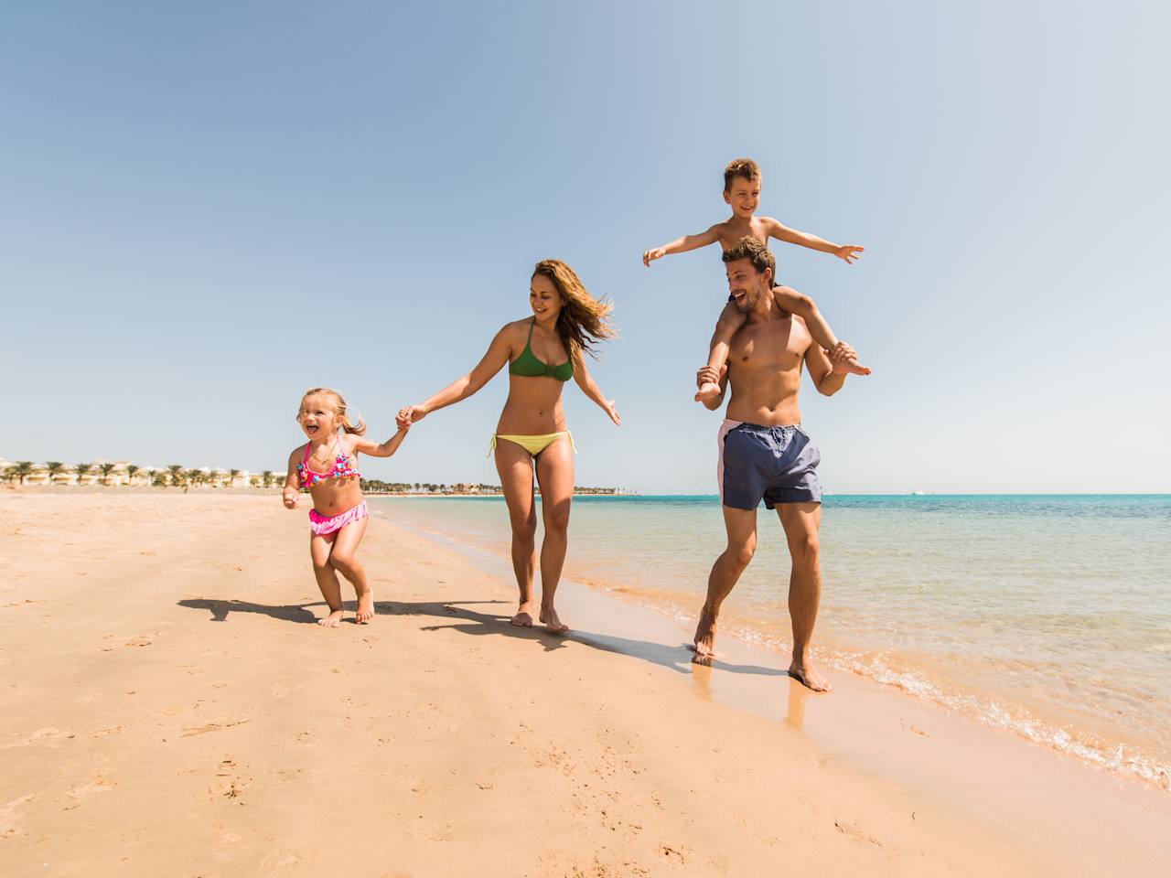 Familie am Strand in Ägypten © Getty Images