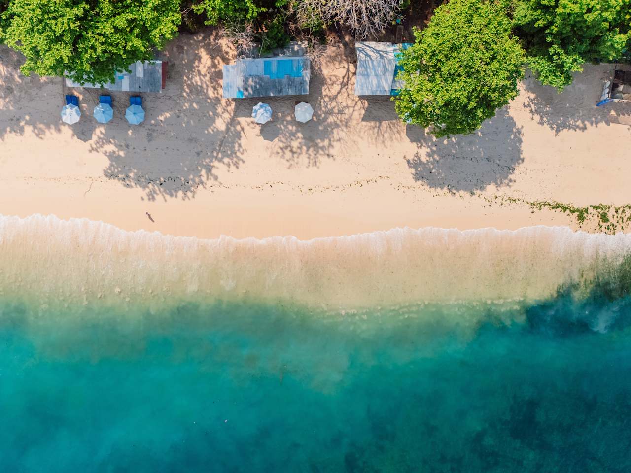 Sandstrand in Bali, Indonesien © shutterstock_2613680055