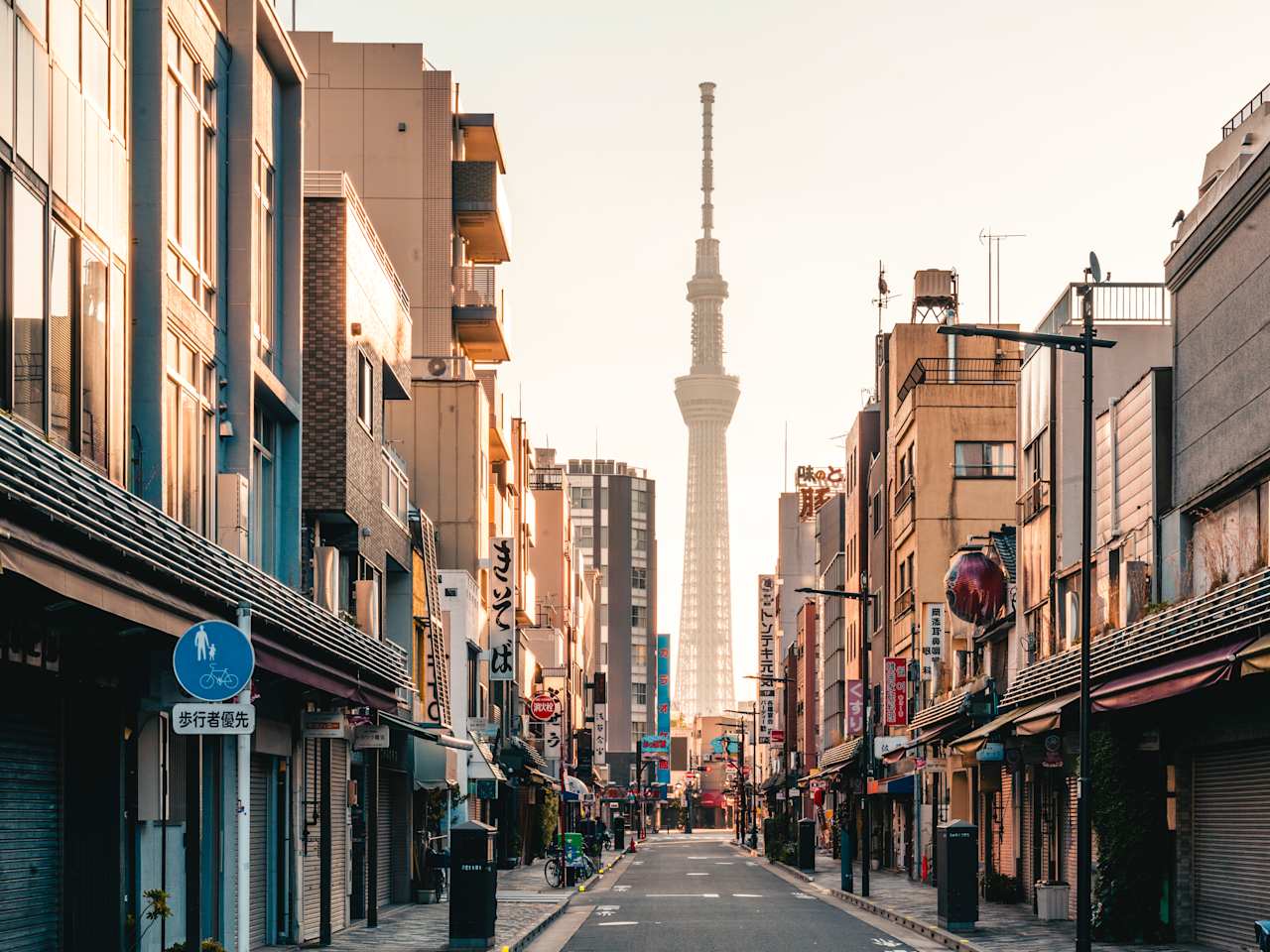 leere Straße in Tokio bei Sonnenaufgang