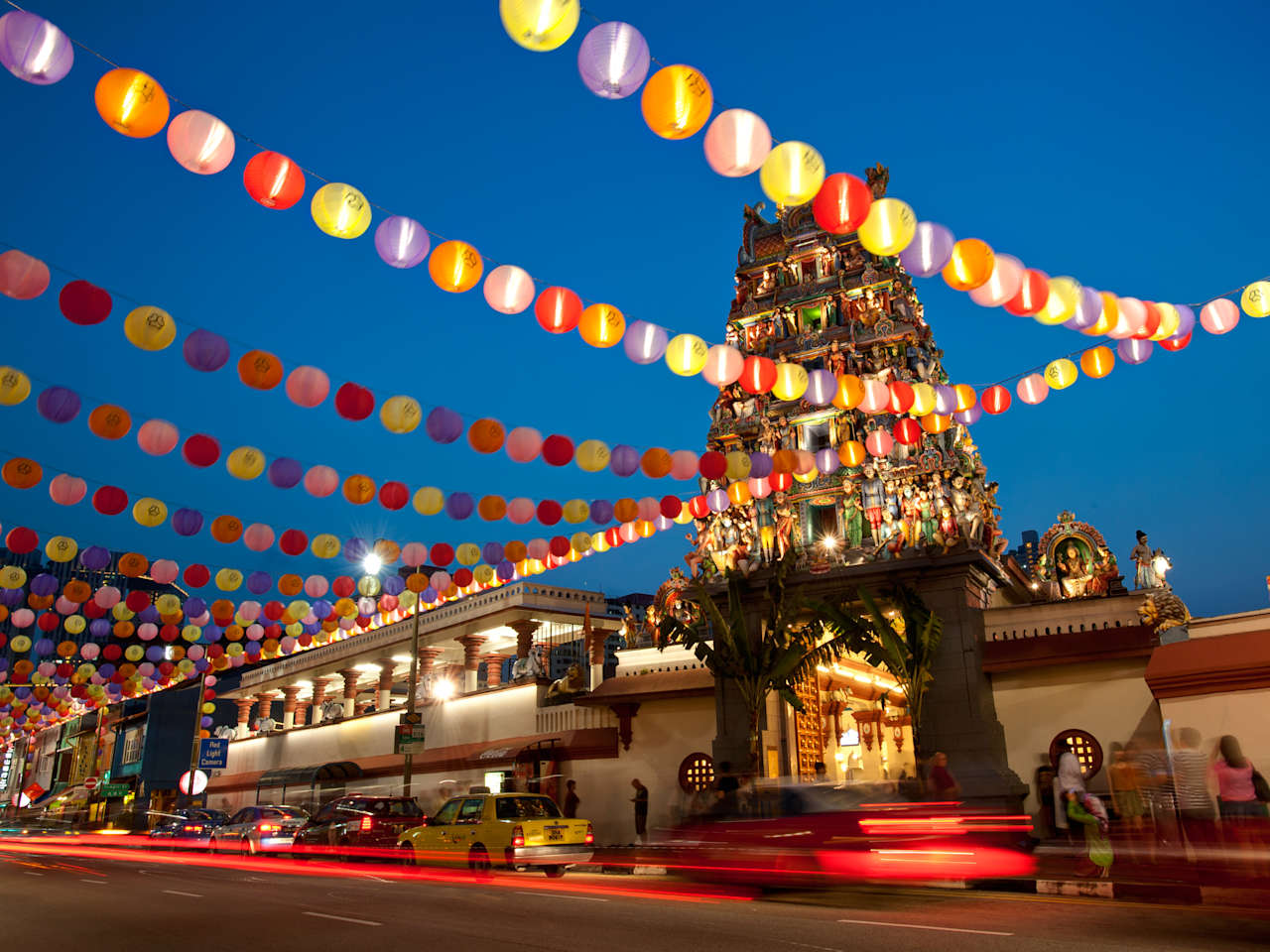 Ein Tempel umgeben von Laternen