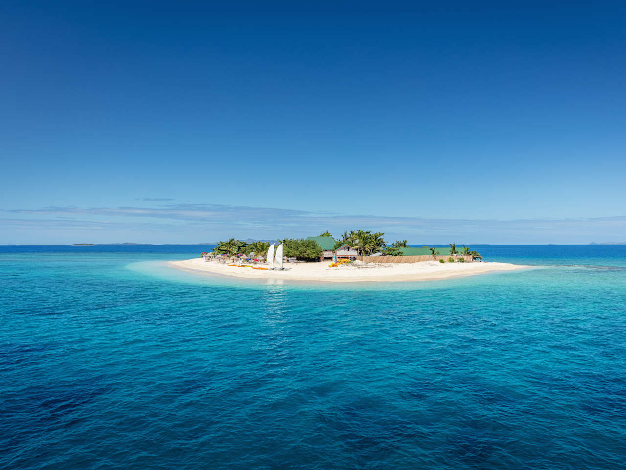 Eine kleine einsame Insel im Meer