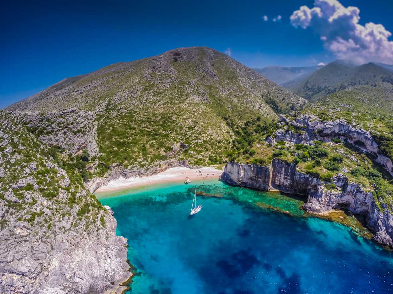 Grama Bay bei Dukat, Albanien © Shutterstock