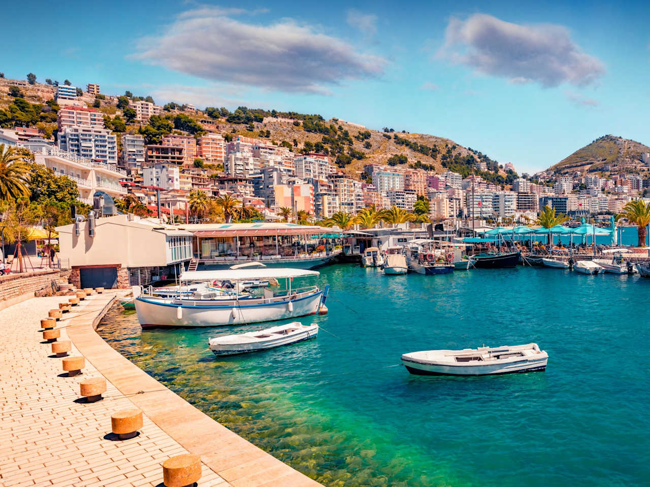 Hafen von Saranda mit Booten und Palmen