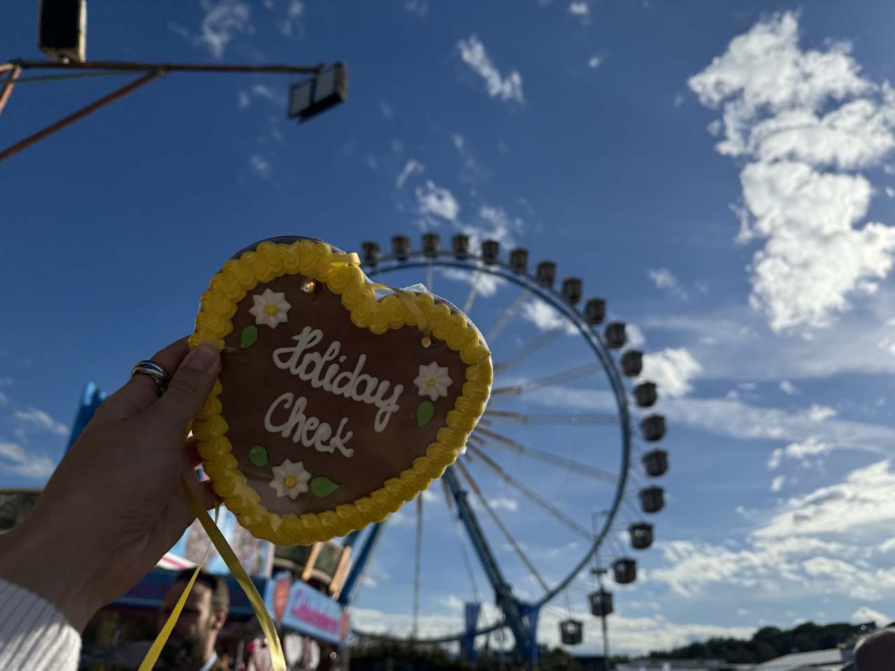 Lebkuchen Herz mit HolidayCheck Aufschrift im Hintergrund  das Riesenrad, Oktoberfest, München