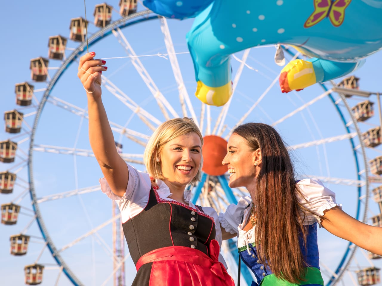 Zwei Frauen vor dem Riesenrad, Oktoberfest, München
