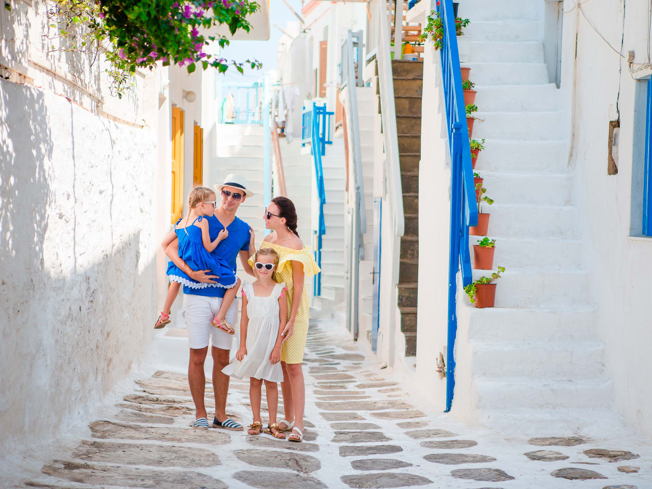 Familie macht Urlaub in Griechenland