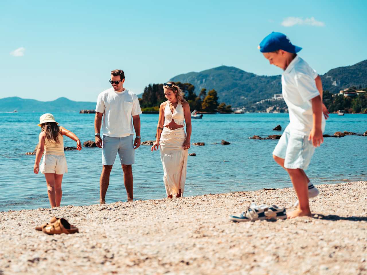 Familie am Strand auf Korfu, Griechenland ©Pie Production