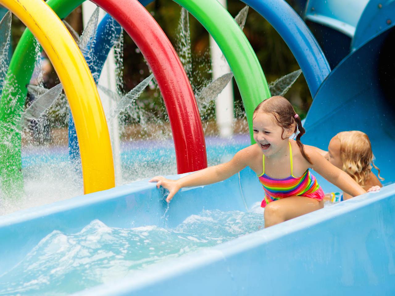 Kinder rutschen im Kinderbereich eines Aquaparks