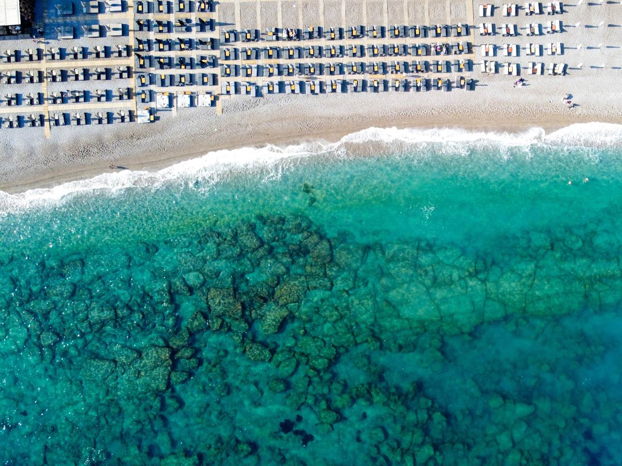 Blick auf einen Strand voller Liegen