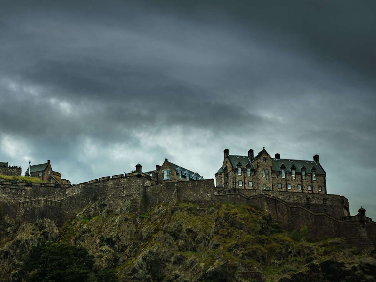 Düstere Wolken über der Castle von Edinburgh © Shutterstock | Alex Schmidt Photography