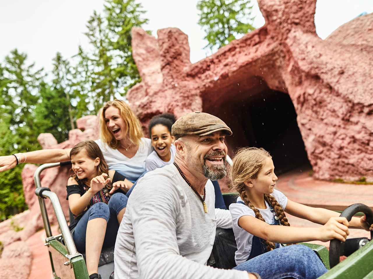 Familie macht Urlaub im Freizeitpark