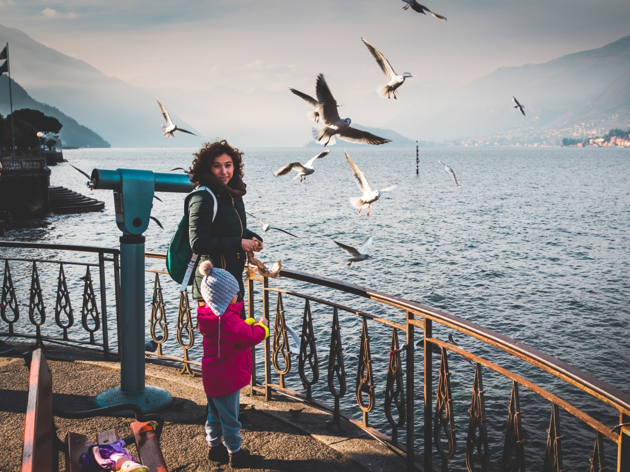 Frau mit Kind am Comer See