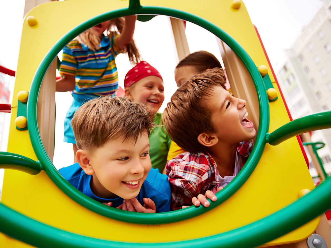 Kinder spielen im Freizeitpark