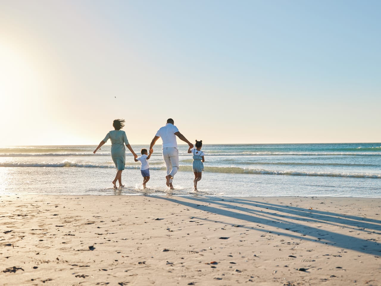 Familie am Strand im Urlaub