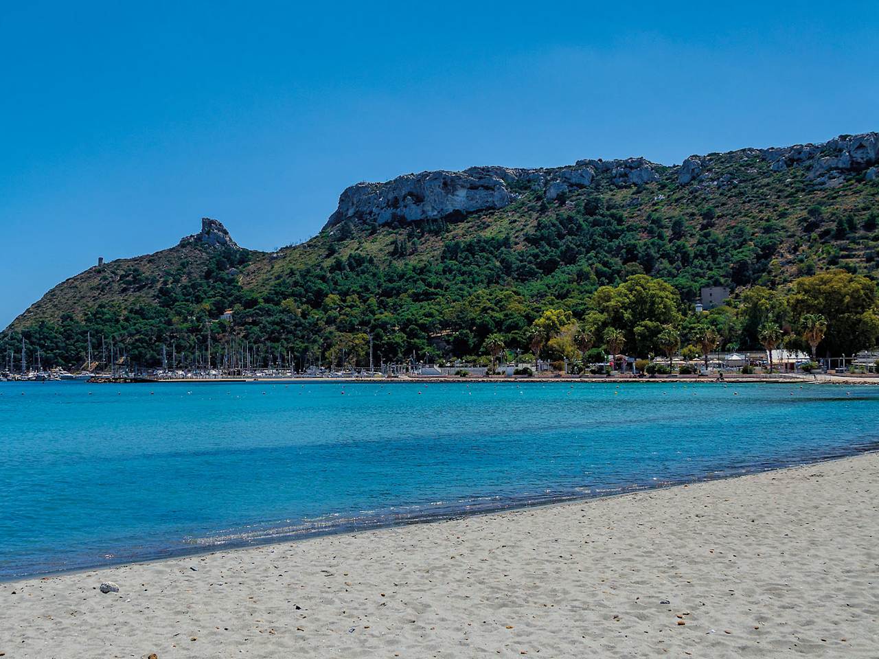 Strand Poetto mit Blick auf die Landzunge Sella del Diavolo, Cagliari