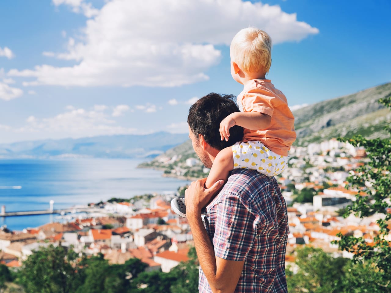 Vater und Sohn machen Familienurlaub in Kroatien