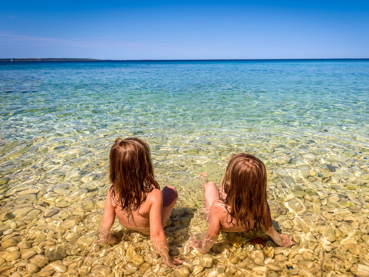Kinder am Strand. Insel Pag, Kroatien