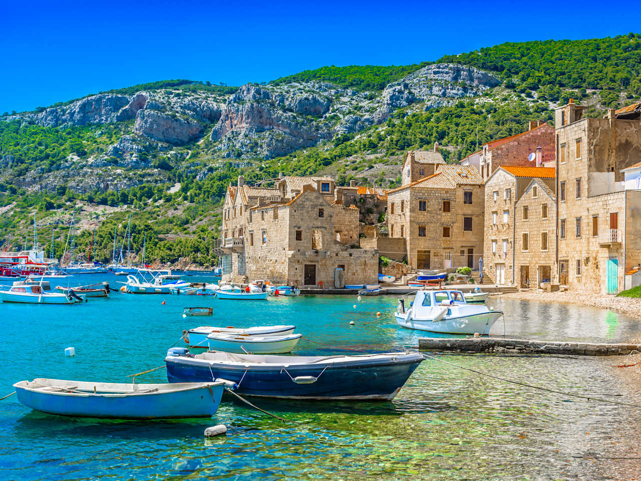 Ufer von Komiza, Insel Vis, Kroatien