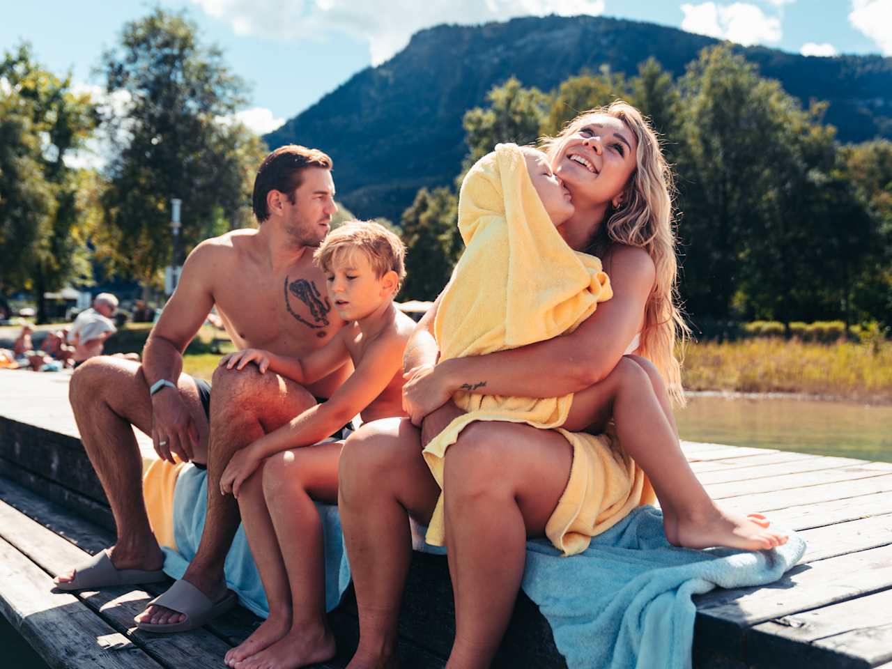 Familie am Wolfgangsee im Salzburger Land, Österreich ©Pie Production