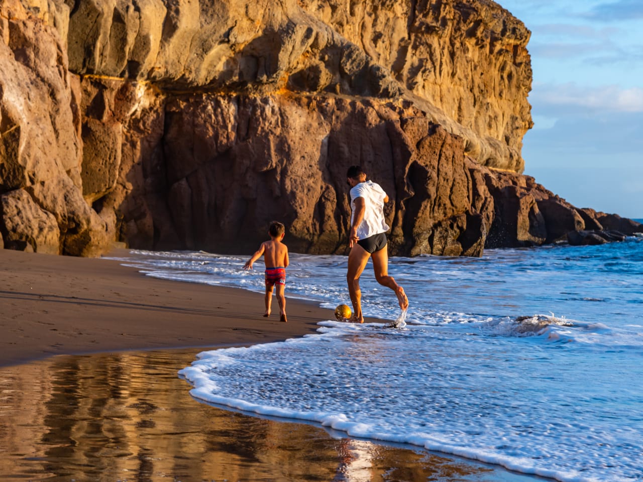 Mann mit Kind am Strand auf Gran Canaria, Spanien