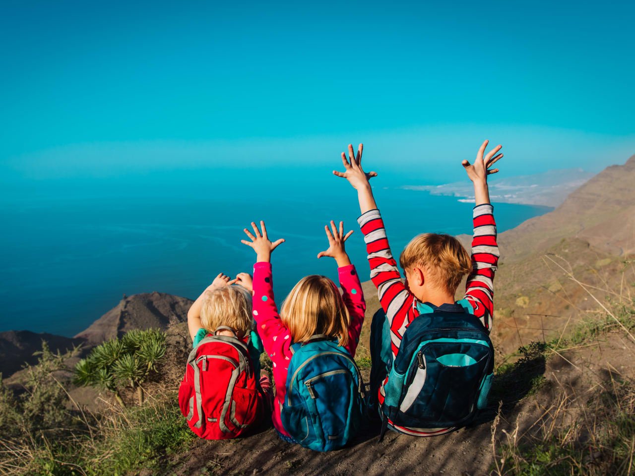 Drei Kinder bei einem Ausflug in den Bergen auf den kanarischen Inseln, Spanien