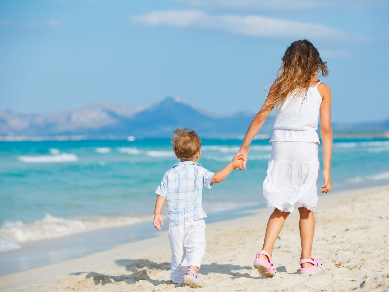 Kinder am Strand auf Mallorca, Balearen, Spanien