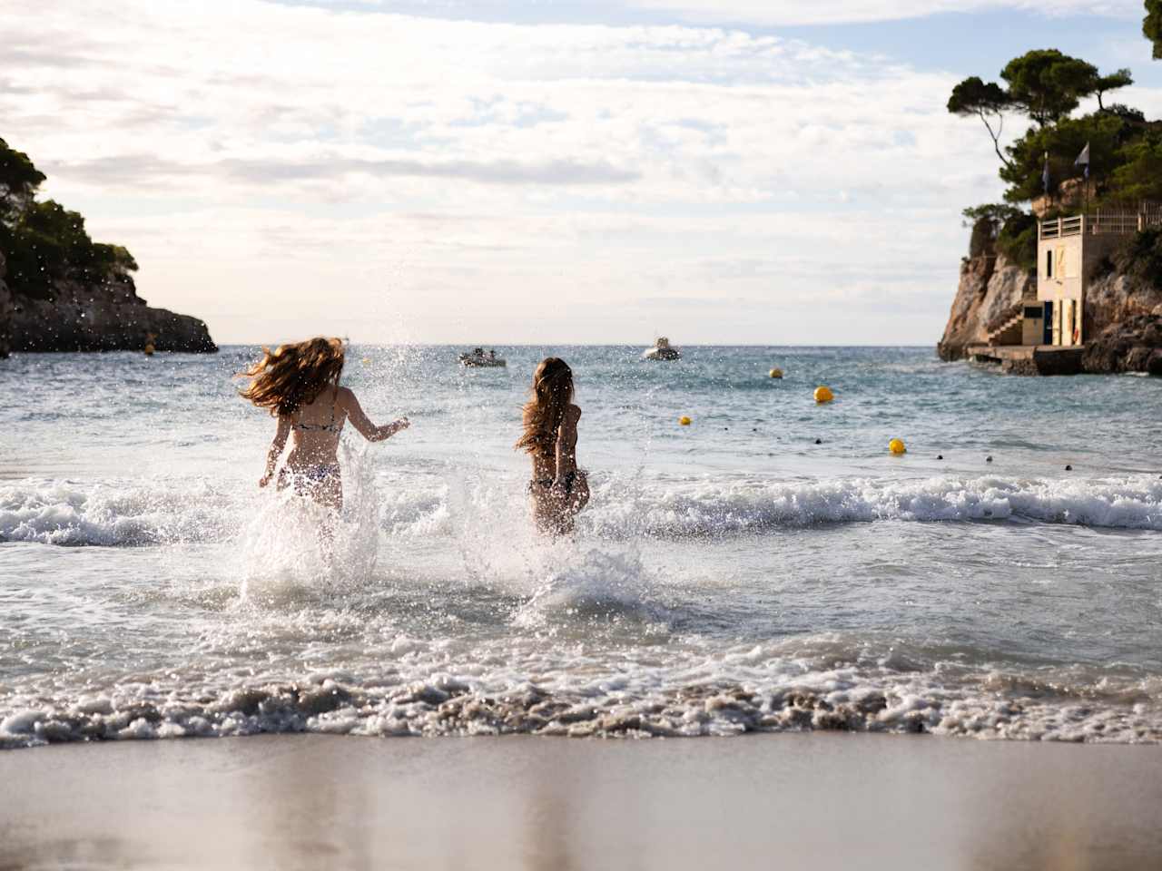 Wellen am Strand Cala Santanyi, Mallorca, Spanien