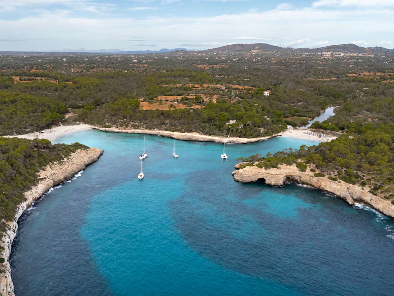 Luftaufnahme von S`Amarador und Parc Natural de Mondrago auf Mallora, Spanien