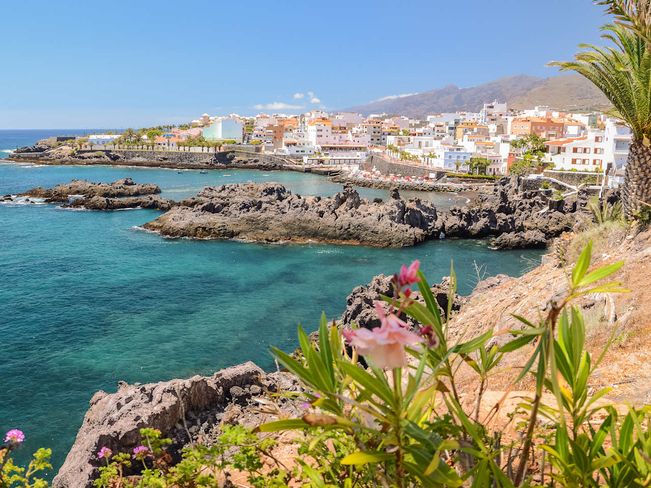 Strand und Vulkangestein in Alcala, Teneriffa