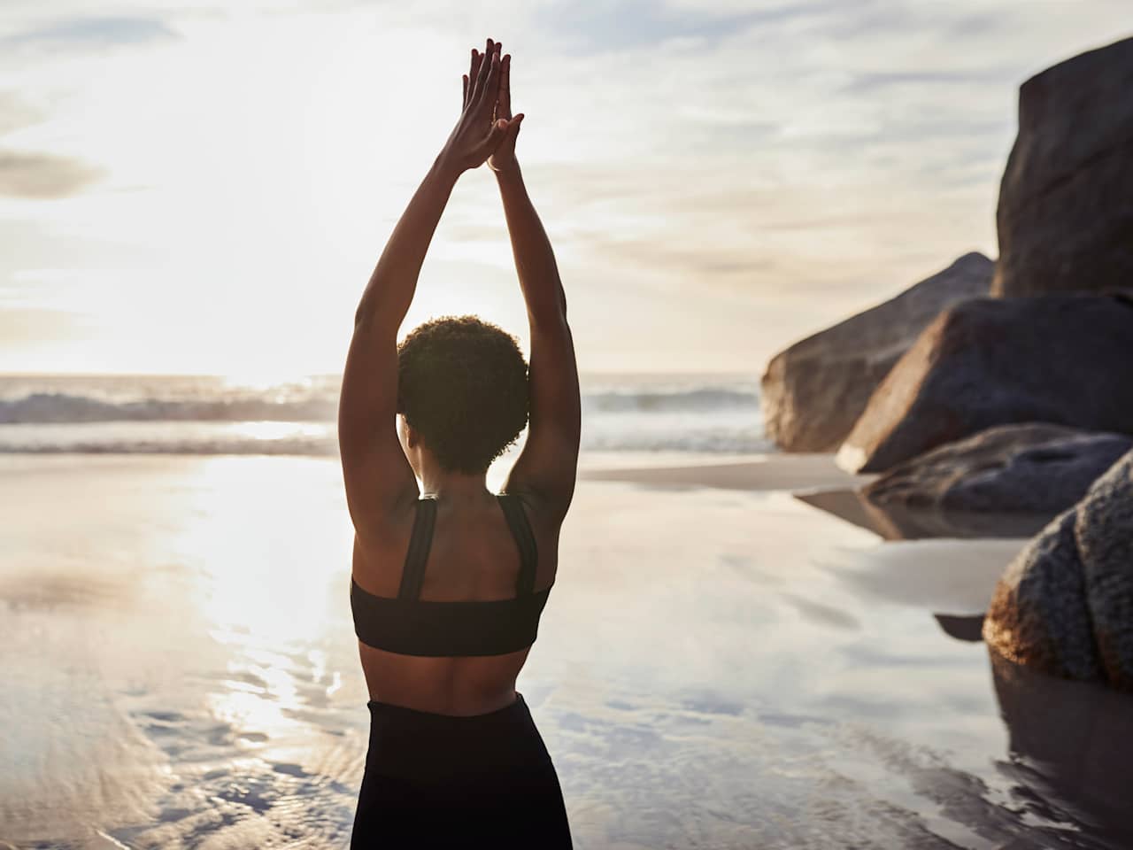 Yoga am Strand mit Blick auf das Meer
