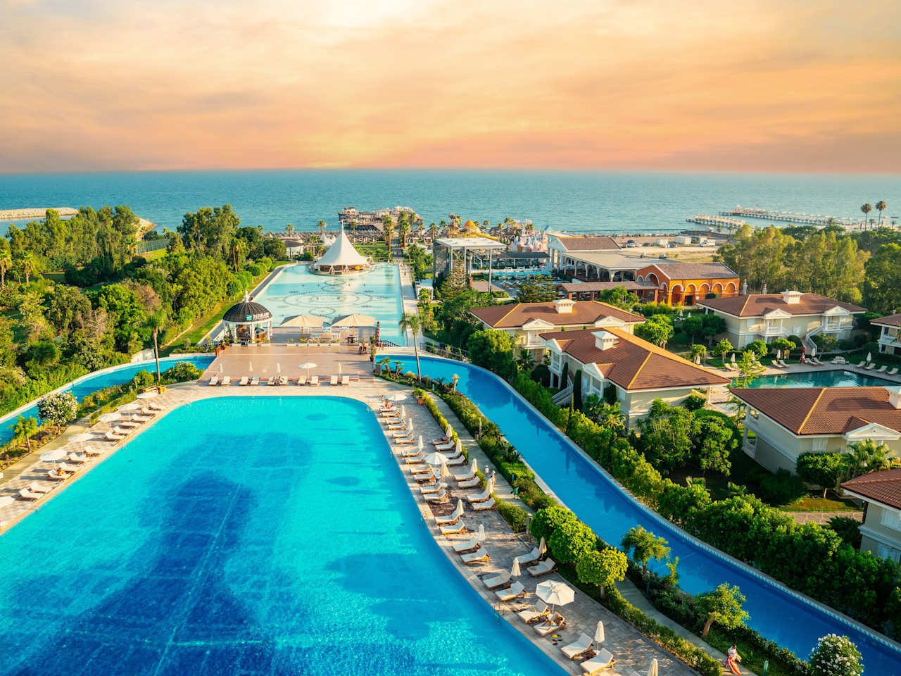 Kundu - Belek Ferienanlage mit 5 Sterne Hotels. Strand, Meer, Wassersport, Parasailing, Unterhaltung und Einkaufszentrum. Antalya, Türkei © Shutterstock | fotopanorama360
