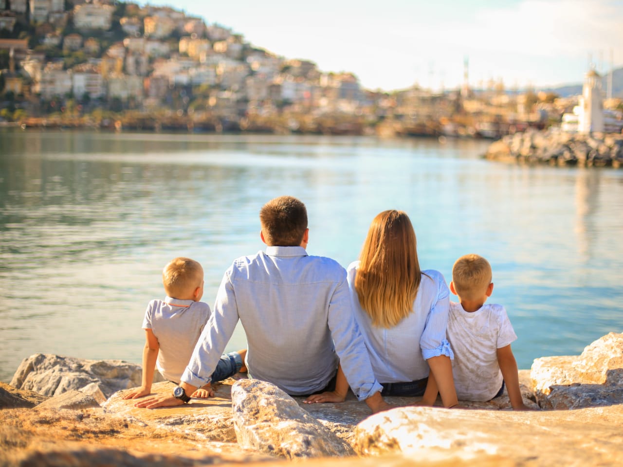 Familie sitzt am Meer, Türkei