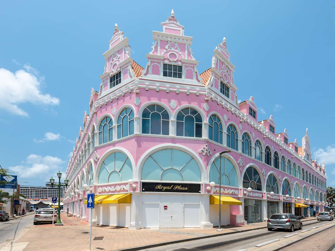 Farbenfrohe Shops in Oranjestad auf Aruba, Karibik © Shutterstock