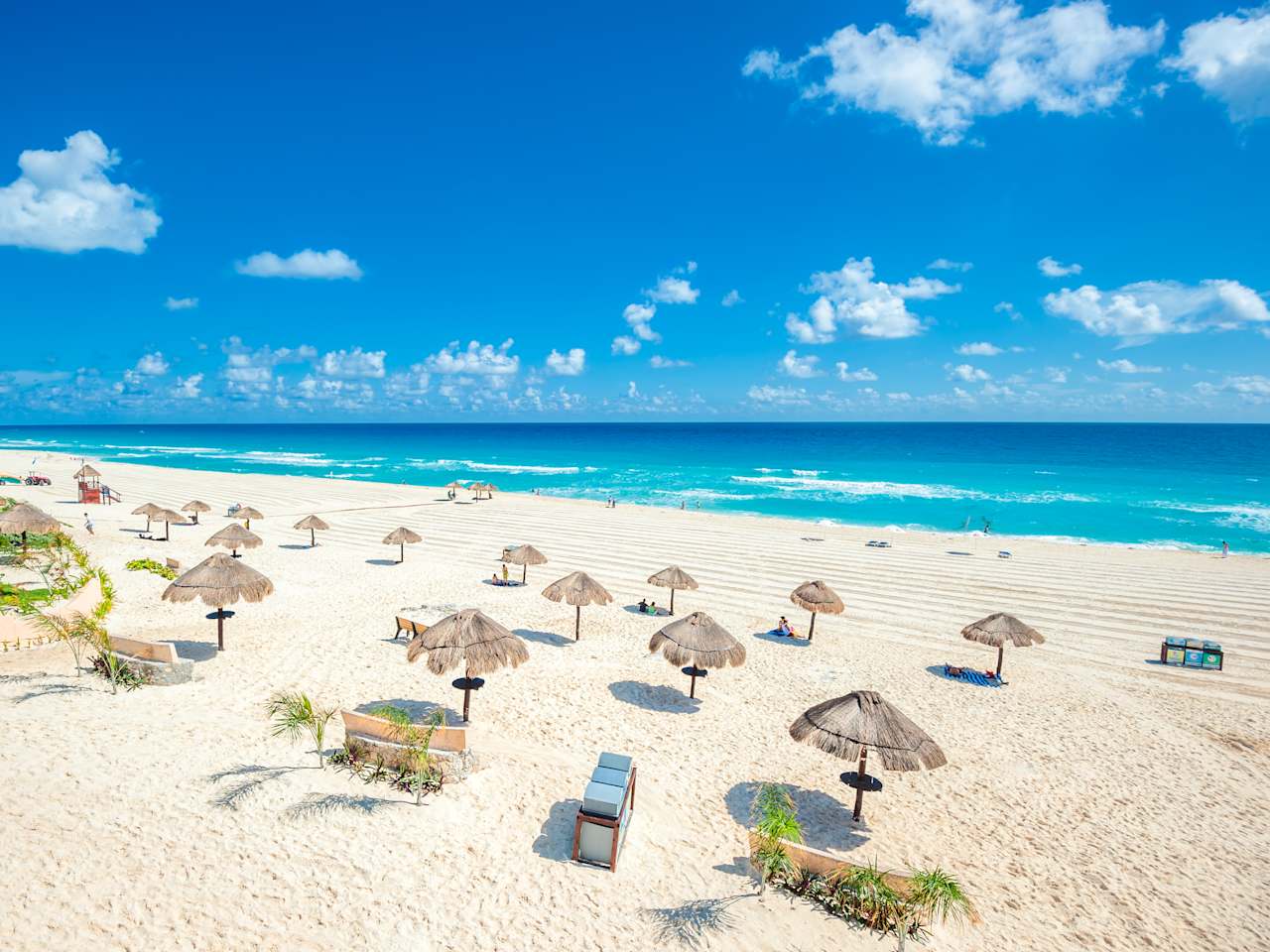 Ein Strand mit Strohschirmen