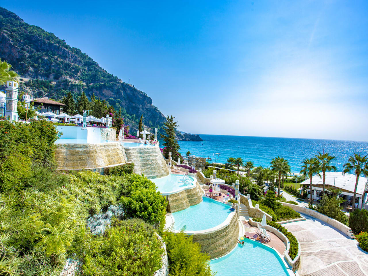 Mehrere Poolbecken im Hotel Lydia Lykia mit Meerblick in der Türkei